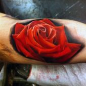 tatuaż czerwona róża