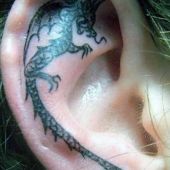tatuaże smoki na uchu