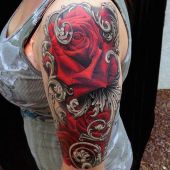 tatuaże damskie róże na ramie