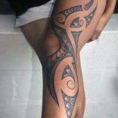 tatuaże damskie na nodze tribal