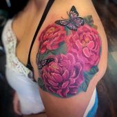 tatuaże damskie kwiaty i motyle