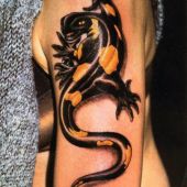 tatuaże damskie na ramie jaszczurka