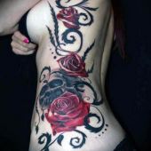 tatuaże damskie czaszka i  róże na boku