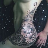 tatuaże damskie kwiaty na biodrze