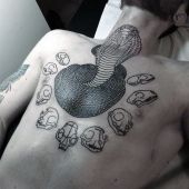 tatuaże męskie kobra na piersi