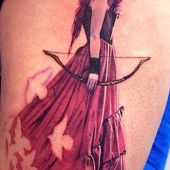 tatuaż kobieta z łukiem