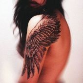 tatuaże damskie skrzydło na ramię