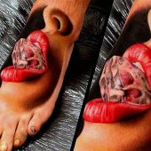 tatuaże 3d na stopie usta