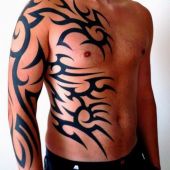 męski tatuaż tribal