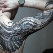 tatuaże męskie na ręce skrzydło