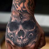 tatuaże 3d czaszka na dłoni