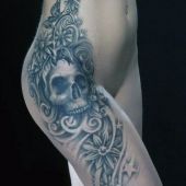 tatuaże damskie czaszka na biodrze