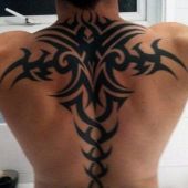 tatuaże męskie na plecy tribal