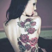 tatuaże damskie róże i czaszki
