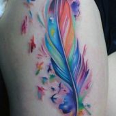tatuaże na udzie kolorowe pióro