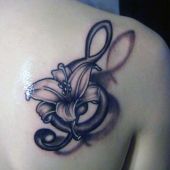tatuaże damskie lilia na łopatce