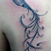 tatuaże damskie ptak na plecach