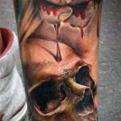 tatuaże na nodze czaszka i róża
