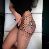 tatuaże damskie  na biodrze