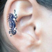 tatuaże na uchu konik morski