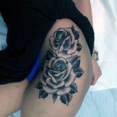 tatuaże damskie piękne róże na biodrze