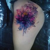 tatuaże damskie kwiat na biodrze