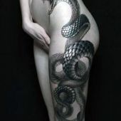 tatuaże damskie kobra na biodrze