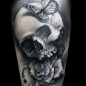 tatuaże 3d czaszka i róża
