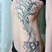 tatuaże damskie drzewo na boku