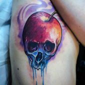 tatuaże czaszki i jabłko