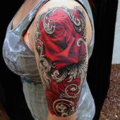 tatuaże damskie róże na ramieniu