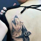 tatuaże damskie wilk na plecach