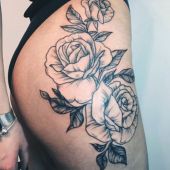 woman hip tattoo roses