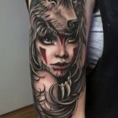 tatuaże na ramie wilk i kobieta