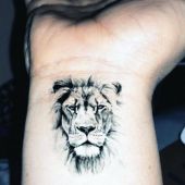 tatuaże zwierząt lew na nadgarstku