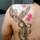 tatuaże damskie phoenix na plecy