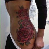 tatuaże damskie róże na biodrze