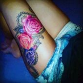 tatuaże damskie na udzie róże
