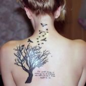 tatuaże damskie drzewo na łopatce