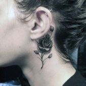 tatuaże damskie róża za uchem