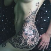 tatuaże damskie na biodrze kwiaty