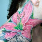 tatuaże damskie lilia na szyi
