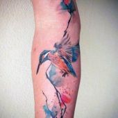tatuaże ptaki koliber na ręce