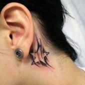 tatuaże damskie gwiazdka za uchem
