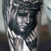 tatuaż kobieta w cierniowej koronie