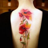 tatuaże damskie czerwone kwiaty
