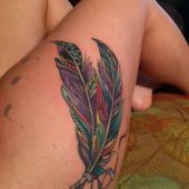 tatuaże damskie pióra na udzie