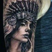 tatuaż indianki na ramie