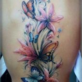tatuaż kolorowe kwiaty i motyle