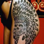 tatuaże na biodrze indiańska czaszka